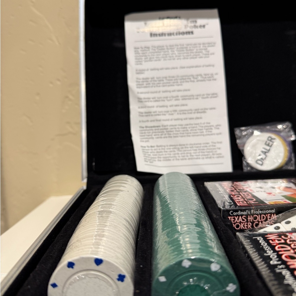 NWOT-Cardinal Texas Hold’ Em Poker-Tournament Chips, Dice, Cards, Aluminum Case - Picture 4 of 6